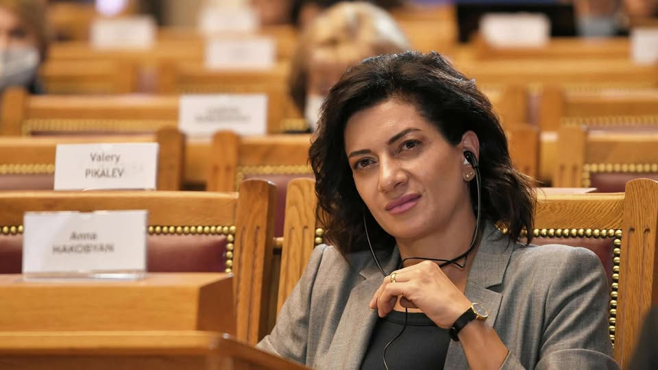 Анна Акопян едет в США: командировка супруги премьера Армении