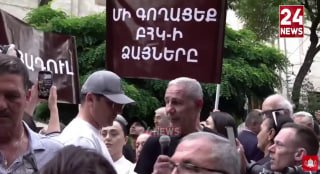 Оппозиционер Акопкохян объявил голодовку у здания ЦИК Армении в Ереване