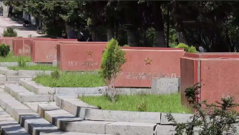 В Гюмри нашли в мусорном баке буквы, сорванные с мемориала «Мать Армения»