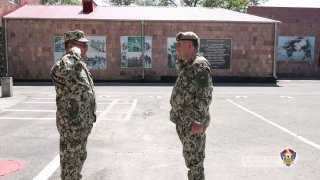 Глава Генштаба ВС Армении Эдвард Асрян провел строевой смотр на сборном пункте перед призывом