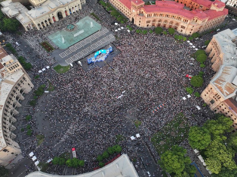 Итоговый митинг партии «Гражданский договор» на площади Республики