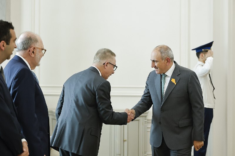 Премьер-министр Никол Пашинян и президент AMAA Гари Филлипс на встрече в Ереване