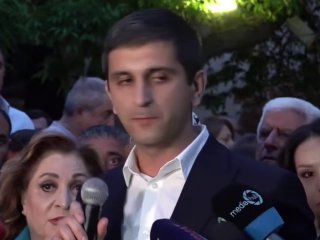 Сторонники Пашиняна, Роберта Кочаряна и калужского олигарха устроили акцию у здания ЦИК в Лори