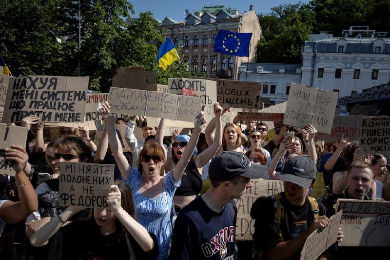 Протестующие в Киеве требуют вернуть министра обороны Федорова