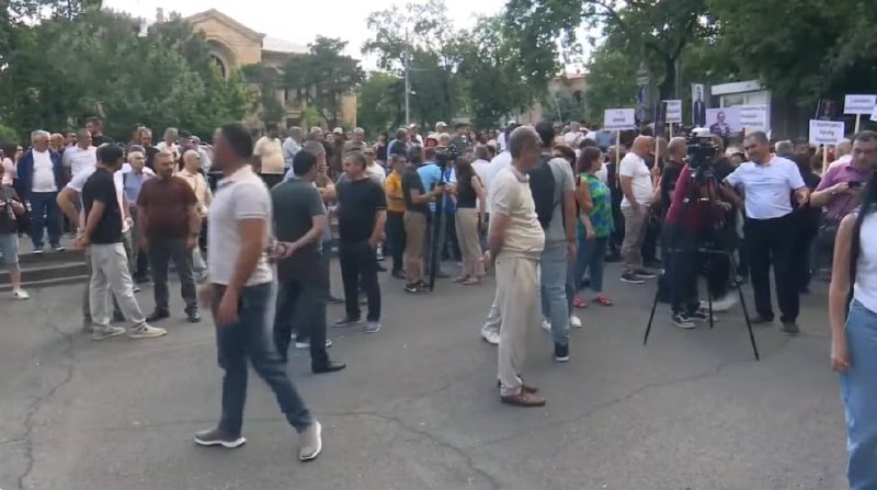 Митинг оппозиции перед Конституционным судом в Ереване собрал лишь несколько сотен участников
